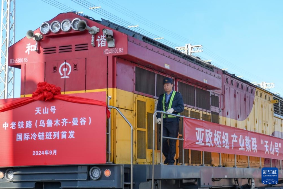 烏魯木斉國際陸海港エリアで24日、新鮮なブドウを満載し、走り出す列車（撮影?王菲）。